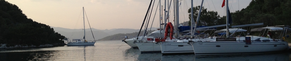 Segelboote im ruhigen Hafen bei Sonnenuntergang