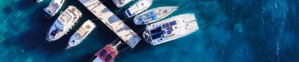 Luftaufnahme von Yachten im türkisblauen Hafen